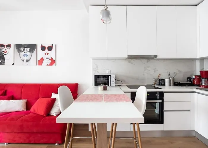 Red Velvet Apt Near City Centre