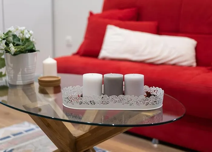 Red Velvet Apt Near City Centre