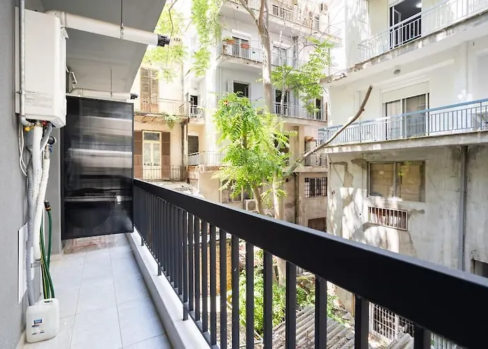 Red Velvet Apt Near City Centre